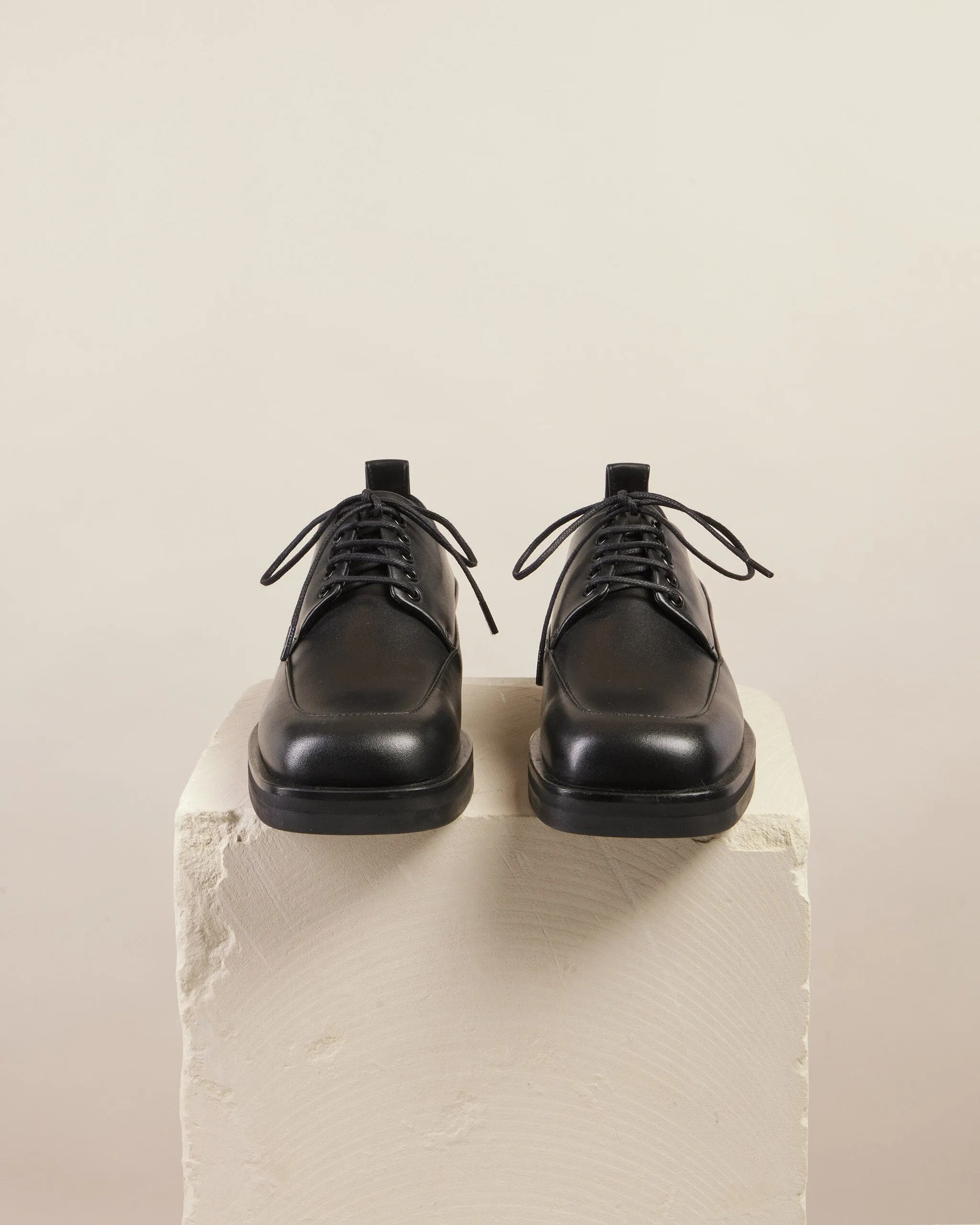 Sandy Brogue, Black